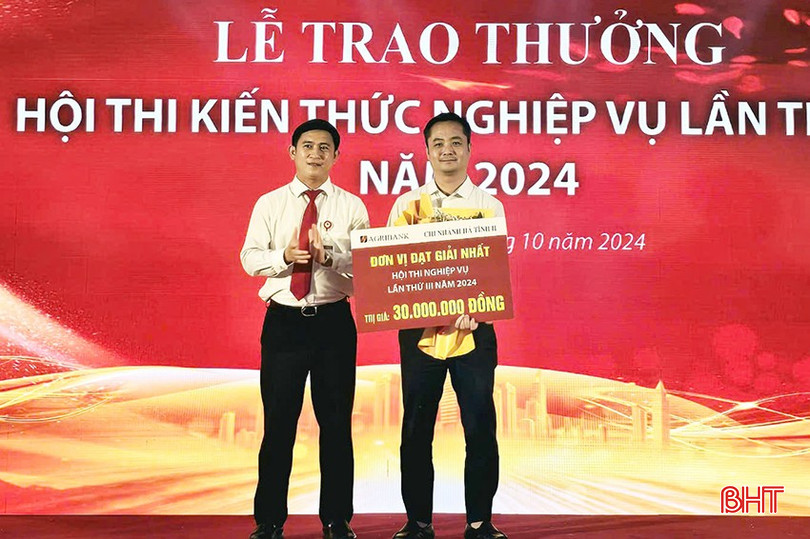 Giám đốc Agribank Chi nhánh Hà Tĩnh II Võ Văn Nhất trao giải nhất cho đơn vị Hội sở. z5924993096069-984fcf48cc1584eac404b2f833397652-7573.jpg