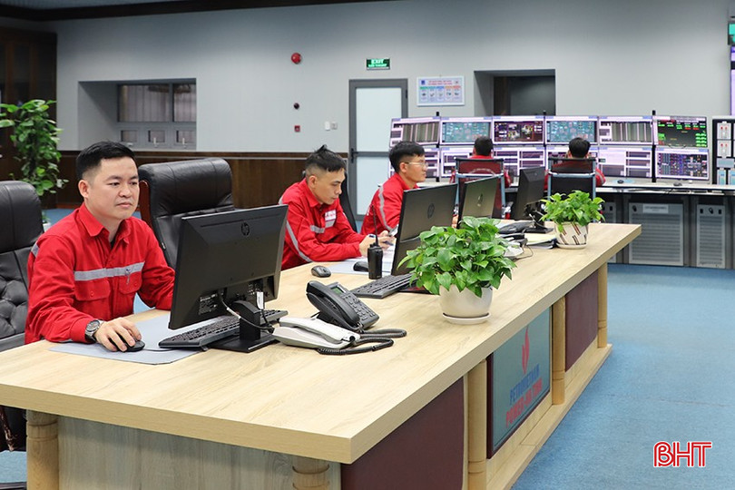 Kỹ sư vận hành các tổ máy phát điện tại Phòng điều khiển trung tâm, Nhà máy Nhiệt điện Vũng Áng 1. bqbht_br_img-6614.jpg