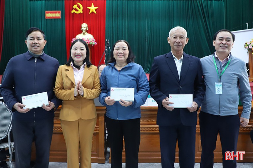 Giám đốc Ngân hàng CSXH thị xã Hồng Lĩnh Trần Thị Bích Hà khen thưởng các tổ tiết kiệm và vay vốn có kết quả hoạt động tốt năm 2024. bqbht_br_067.jpg