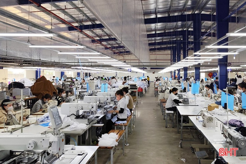 Dây chuyền sản xuất tại Xí nghiệp May 10 Hà Tĩnh (TX Kỳ Anh). bqbht_br_065.jpg