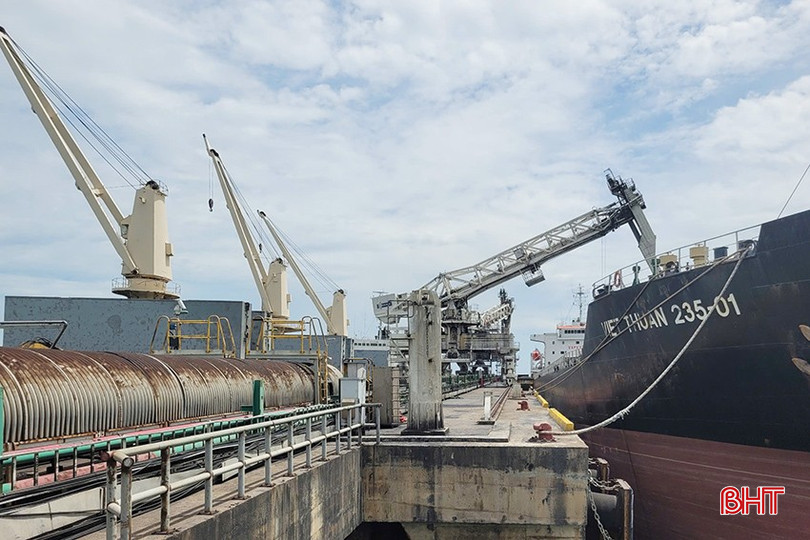 Vung Ang 1 Termik Santrali'nin gemiden kömür rezerv deposuna kömür emiş hattı. bqbht_br_77-1.jpg