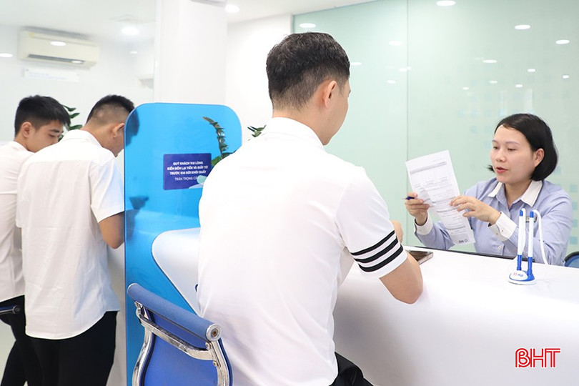 Khách hàng đến giao dịch tại MB Bank Hà Tĩnh. bqbht_br_0456.jpg