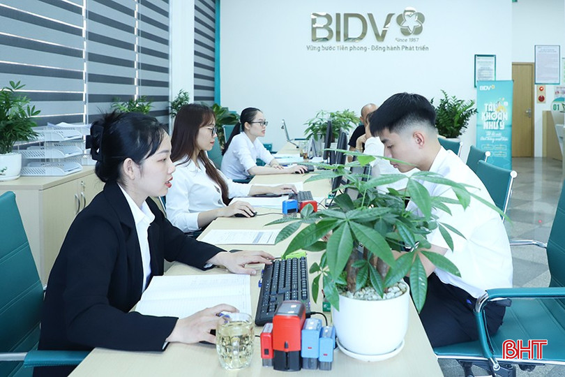 Công ty Điện lực Hà Tĩnh đã liên kết với các ngân hàng thương mại triển khai thu hộ tiền điện, tạo thuận lợi cho khách hàng trong giao dịch. bqbht_br_67.jpg