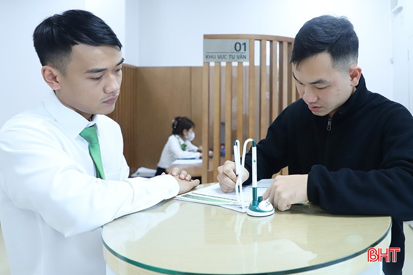 Khách hàng đến giao dịch tại Vietcombank Bắc Hà Tĩnh. bqbht_br_71.jpg