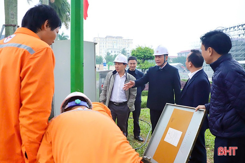 Giám đốc Công ty Điện lực Hà Tĩnh Phạm Công Thành kiểm tra công tác lắp đặt, đấu nối hệ thống máy phát cấp điện phục vụ sự kiện lễ kỷ niệm tại quảng trường Thành Sen. bqbht_br_z6160462648813-ae0ba11ef8269abc9ce7e1a8ff92a789.jpg