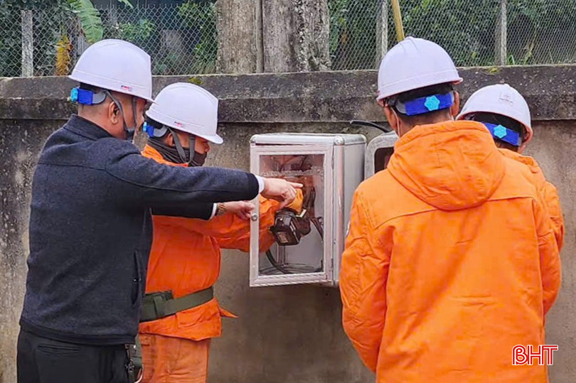 Lãnh đạo Điện lực Hương Sơn kiểm tra hệ thống điện tại Khu mộ và Khu lưu niệm Đại danh y Lê Hữu Trác. bqbht_br_z6160463397065-dca4536e1b12a5de490fa3f3b38ff090.jpg