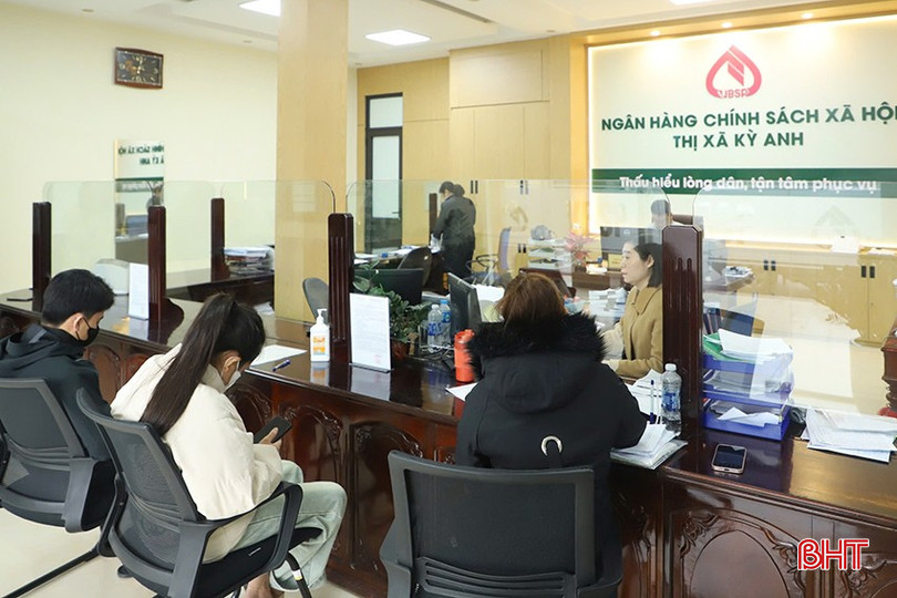 Khách hàng đến giao dịch tại Ngân hàng CSXH thị xã Kỳ Anh. bqbht_br_z6164730627732-54d6209f1079a2617310243c9092a5e4.jpg