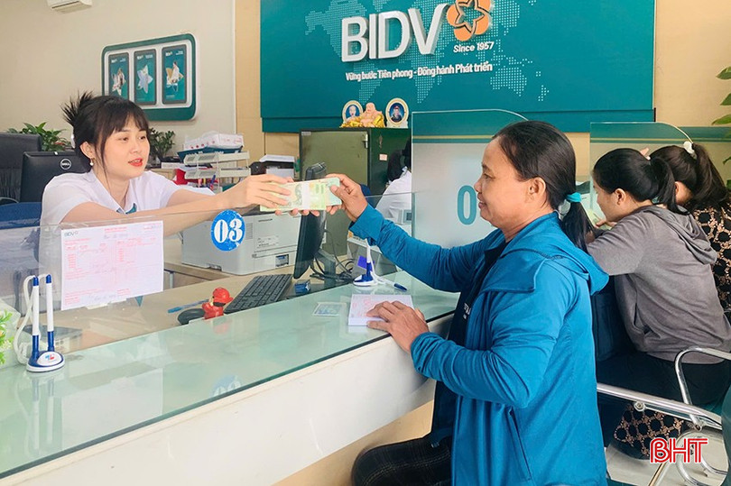 Dù đã đẩy mạnh tuyên truyền sử dụng ngân hàng số, song nhiều khách hàng của BIDV Cẩm Xuyên vẫn chọn giao dịch tiền mặt. bqbht_br_z6701362329557-b4278251065c8ade6671a01c777161b2.jpg