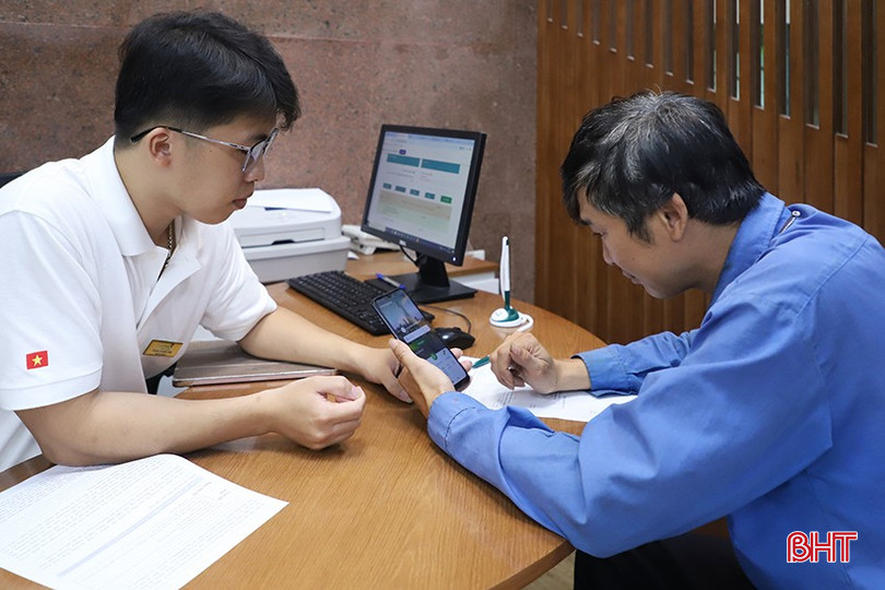 Nhân viên Vietcombank Hà Tĩnh hướng dẫn khách hàng sử dụng ngân hàng số. bqbht_br_300.jpg