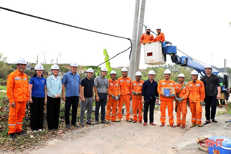 Ban Giám đốc Công ty Điện lực Hà Tĩnh tặng quà động viên các tổ xung kích làm nhiệm vụ tại tỉnh Quảng Ninh. z5852139531443_80063ac1197c6e9c43a2eebdf9671912.jpg