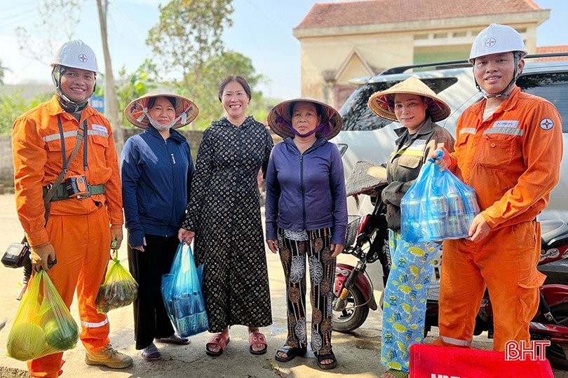 Cán bộ, công nhân Công ty Điện lực Hà Tĩnh nhận được tình cảm yêu mến của Nhân dân tỉnh Quảng Ninh. z5852136048176_d214fd7e1901aab908df2e342314b711.jpg