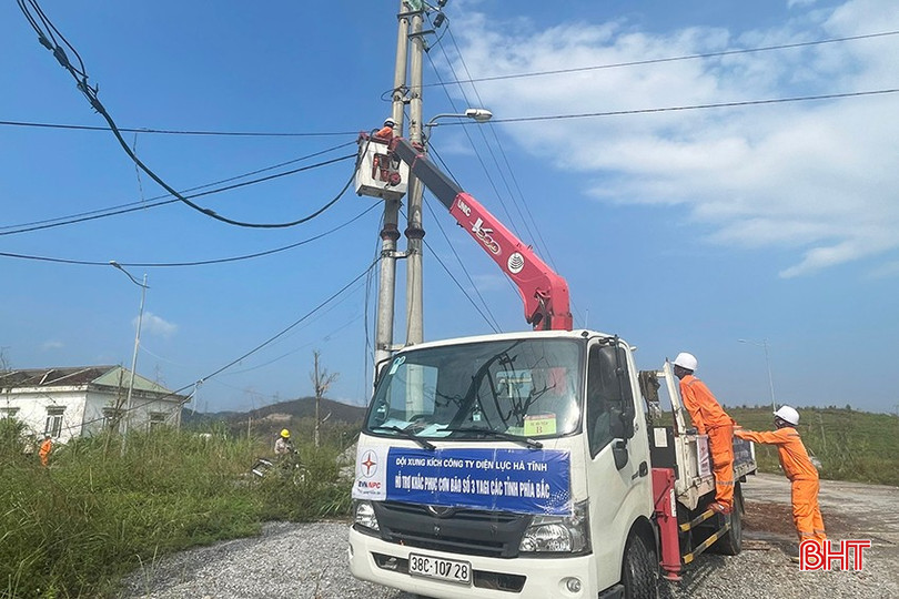 Công ty Điện lực Hà Tĩnh tham gia khắc phục hậu quả bão số 3 tại tỉnh Quảng Ninh. z5852156505611_ebfa9a143b81ffe6df5bffcedca71620.jpg