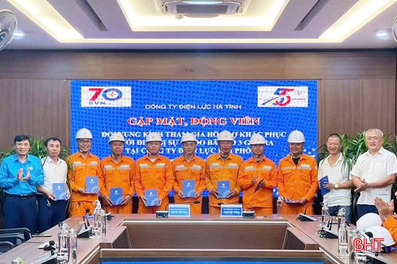 Lãnh đạo Công ty Điện lực Hà Tĩnh tặng quà cho cán bộ, công nhân tham gia hỗ trợ Công ty TNHH MTV Điện lực Hải Phòng khắc phục hậu quả bão số 3. z5811328885127_26b21f2f17c1b29956aefa9c056bfe31.jpg