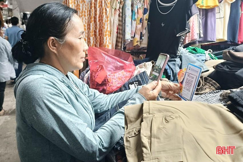 Khách hàng thanh toán không dùng tiền mặt tại cửa hàng quần áo của bà Đinh Thị Hoài Thanh (chợ TP Hà Tĩnh). z5813943644330_106e515ec7bb7ecf6eb1d82b8e1663b2.jpg