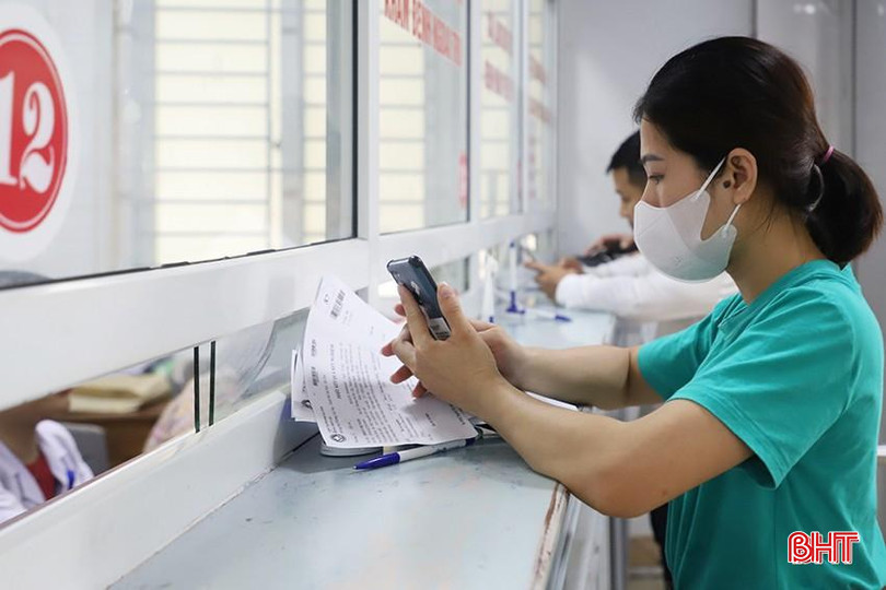 Người dân thanh toán dịch vụ y tế qua phần mềm điện thoại thông minh. 76.jpg