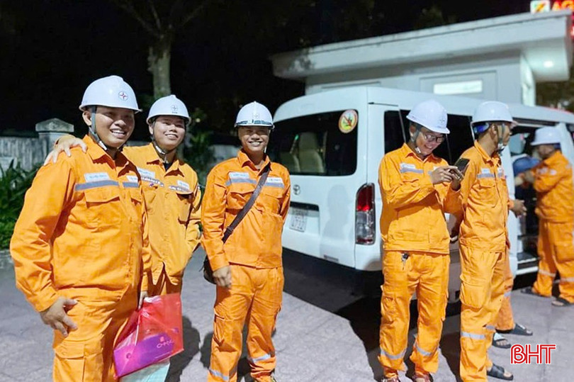 Cán bộ, công nhân Công ty Điện lực Hà Tĩnh lên đường làm nhiệm vụ tối 8/9. z5811328834781_b04ea52c4a7ec809133ae2ebd7becddc.jpg