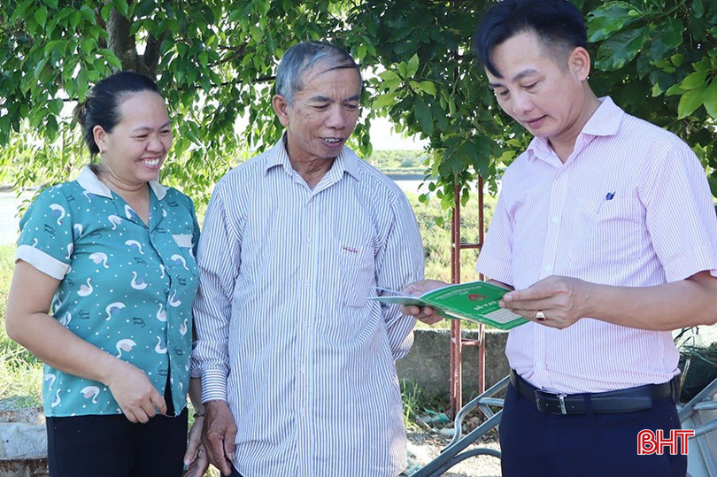 Ngân hàng CSXH huyện Cẩm Xuyên phối hợp kiểm tra mục đích sử dụng vốn vay của khách hàng ủy thác qua Hội Cựu chiến binh. z5013214335662-c544195fa75a56436799e09e08c0af94-8430-3625.jpg