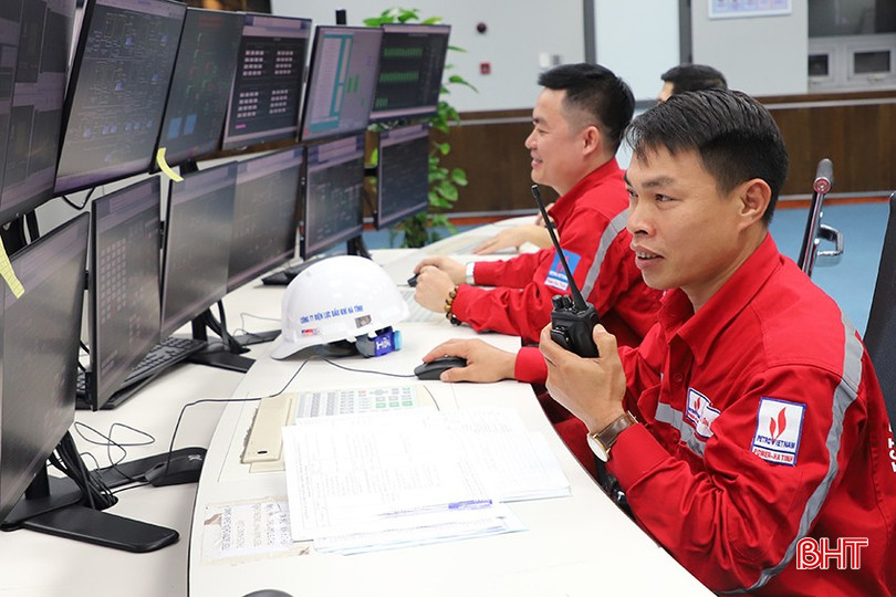 Kỹ sư vận hành Nhà máy Nhiệt điện Vũng Áng 1 tại Phòng Điều khiển trung tâm. bqbht_br_0916.jpg