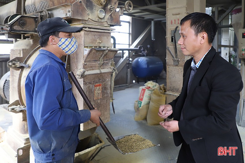 Quy trình kiểm tra chất lượng sản phẩm vào ngày làm việc đầu tiên của năm mới Ất Tỵ tại Công ty CP Thức ăn chăn nuôi Thiên Lộc (thuộc Mitraco Hà Tĩnh). bqbht_br_img-0160.jpg