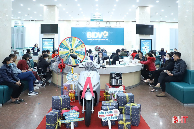 Chương trình tiết kiệm dự thưởng “60 năm – gửi trao may mắn cùng BIDV Hà Tĩnh” đang thu hút nhiều khách hàng tham gia. bqbht_br_1009.jpg
