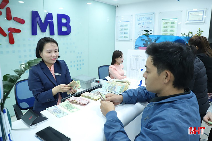 Khách hàng đến gửi tiết kiệm tại MB Bank Hà Tĩnh. bqbht_br_1111.jpg