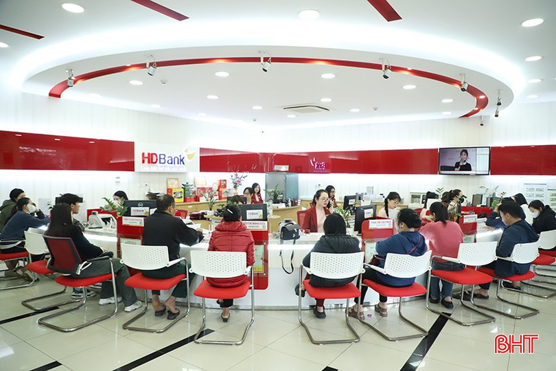 Khách hàng đến giao dịch tại HDBank Chi nhánh Hà Tĩnh. bqbht_br_056.jpg