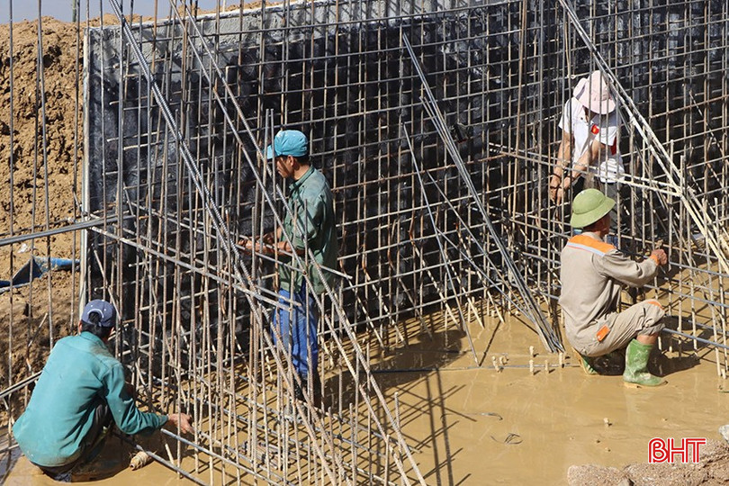 Dự án đầu tư xây dựng công trình khắc phục sạt lở kênh thượng lưu cống Trung Lương (TX Hồng Lĩnh) phụ thuộc vào thủy triều lên xuống nên công nhân chủ yếu làm việc vào sáng sớm và ban đêm. bqbht_br_z6007382185623-22c1e8ece017952df65dae515e14eb58.jpg