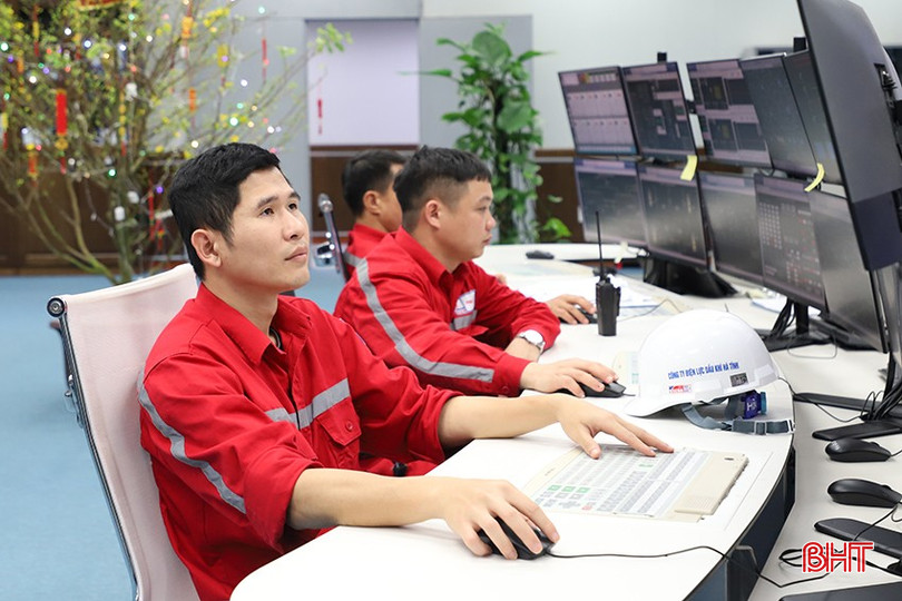 Quá trình vận hành các tổ máy phát điện được đội ngũ cán bộ, kỹ sư thực hiện đảm bảo độ chính xác cao. bqbht_br_043.jpg