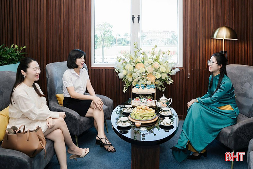 A Sra. Nguyen Thi Song Thuong (in ao dai) está sempre ciente de que cada palavra e ação sua não representa apenas ela mesma, mas também a imagem do BIDV. bqbht_br_z7110270099483-e9f80478cd625b556809db25533d528e.jpg