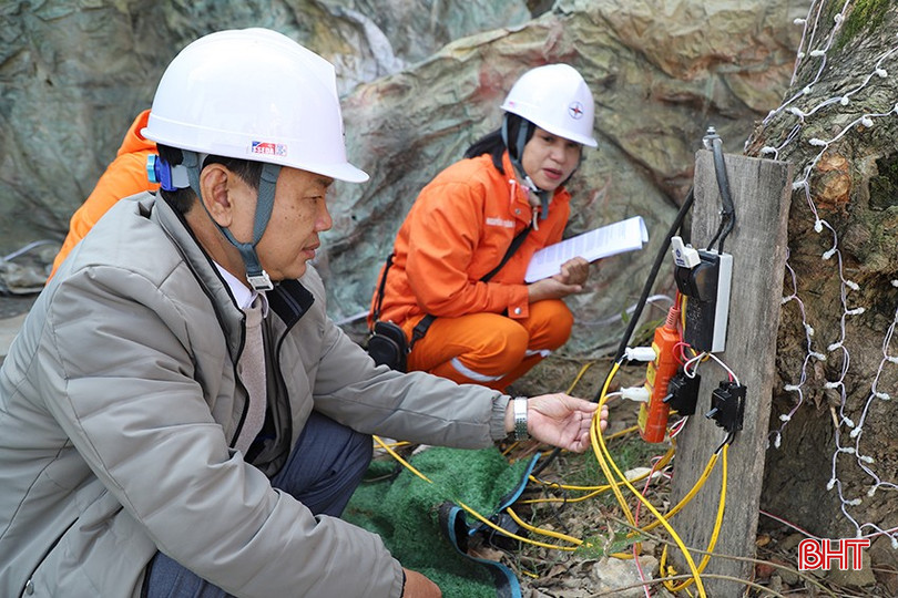 Ngành điện khuyến cáo người dân cần làm rào chắn đối với hệ thống điện trang trí có nhiều người qua lại để đảm bảo an toàn. bqbht_br_091.jpg