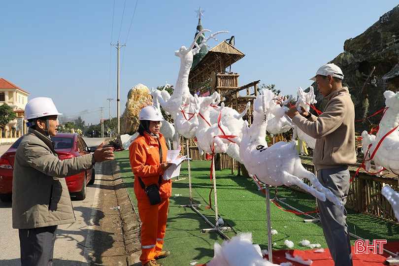 Lãnh đạo Điện lực TP Hà Tĩnh trực tiếp kiểm tra việc trang trí điện tại công trình hang đá Giáo xứ An Nhiên (xã Thạch Hạ). bqbht_br_0955.jpg