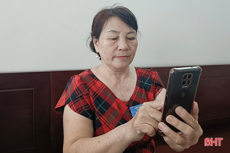 Bà Nguyễn Thị Ngọc (tổ dân phố Vĩnh Hòa, phường Thạch Linh, TP Hà Tĩnh) cảm thấy an tâm khi chuyển khoản trực tuyến số tiền lớn đều phải xác thực sinh trắc học. z5867295492723_f5ea48b6f56648874ea6d181e13cbe46.jpg