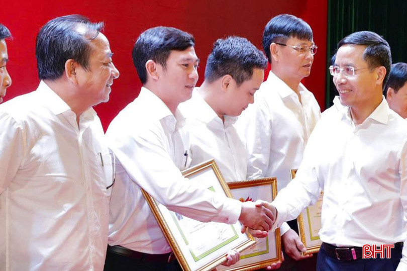 Chủ tịch Hội đồng thành viên Agribank Phạm Đức Ấn trao giấy khen đơn vị có kết quả kinh doanh xuất sắc 5 năm liên tục cho Giám đốc Agribank Chi nhánh Hà Tĩnh II Võ Văn Nhất. z5767445521786_90f74029f742f1b2a38027297de33eaf.jpg