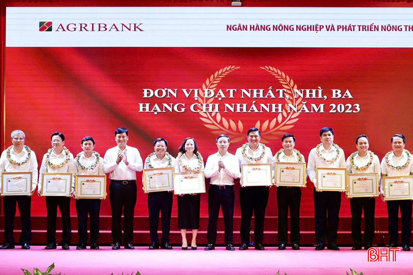 Chủ tịch hội đồng thành viên Agribank Phạm Đức Ấn và Tổng Giám đốc Agribank Phạm Toàn Vượng tặng giấy khen cho các chi nhánh xuất sắc; trong đó Agribank Chi nhánh Hà Tĩnh II vinh dự nhận giải Nhì. z5767445034662_6f34da831ac1a96d72196c3539bc3ed7.jpg