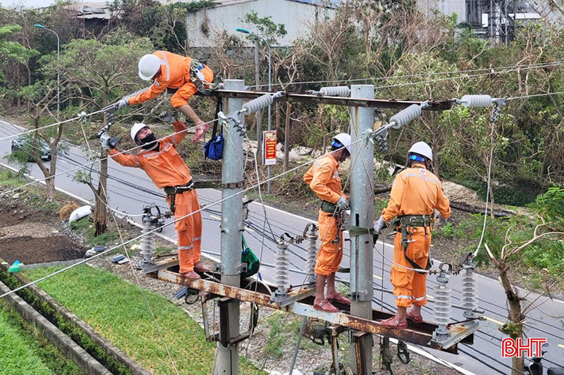 Công nhân Điện lực Hà Tĩnh hỗ trợ khắc phục sự cố lưới điện trong điều kiện nhiều khó khăn. z5822438581819_7900f33ffb95c72544b651c8fa5d61c2.jpg
