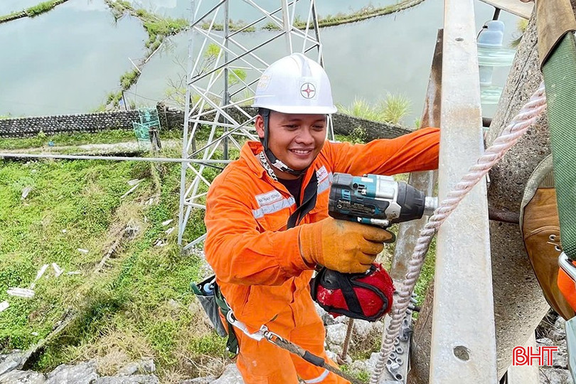 Anh Phạm Thanh Tùng thực hiện chỉnh lại xà bị vênh do bão tại Điện lực Thủy Nguyên (Công ty TNHH MTV Điện lực Hải Phòng). z5822352719971_98e8e724e2a12619dc6ff1f47f872c1e.jpg
