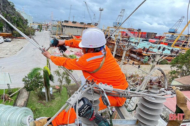 Phụ tải điện công nghiệp các tỉnh phía Bắc lớn, đội xung kích Điện lực Hà Tĩnh đang nỗ lực đẩy nhanh tiến độ, hỗ trợ tối đa khắc phục sự cố để sớm cấp điện trở lại cho các nhà máy, xí nghiệp. z5817257935373_5c7a0b30a5103411e96bcf7394615338.jpg