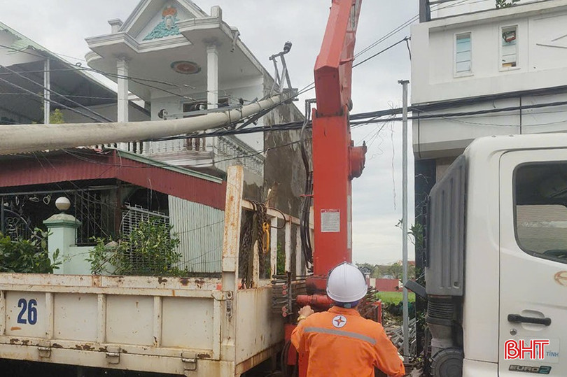 Tổ xung kích Điện lực Hà Tĩnh tại Điện lực Thủy Nguyên đã nhanh chóng tiếp cận hiện trường, hỗ trợ khắc phục sự cố lưới điện sau bão Yagi. z5818717525773_28ecc58eeb1520f8f870f039416ca9be.jpg