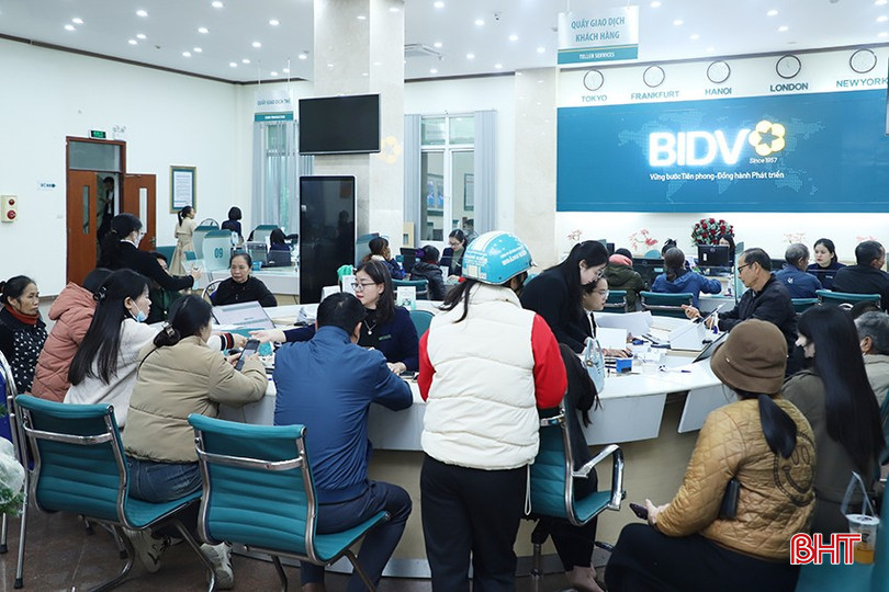 Đông đảo khách hàng đến giao dịch tại BIDV Hà Tĩnh. bqbht_br_img-8993.jpg