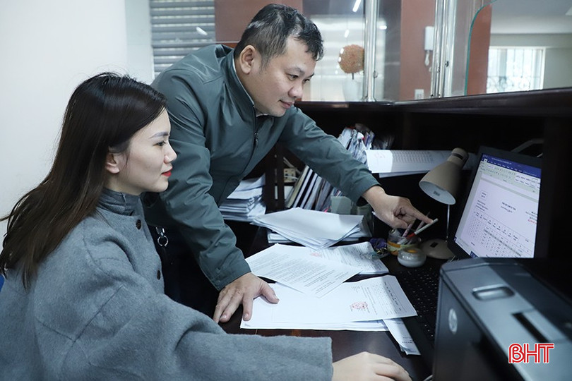 Lượng hồ sơ dồn dập cuối năm nên tất cả bộ của KBNN Hà Tĩnh đều phải làm việc ngày thứ 7, Chủ nhật để đảm bảo tiến độ. bqbht_br_img-8926.jpg