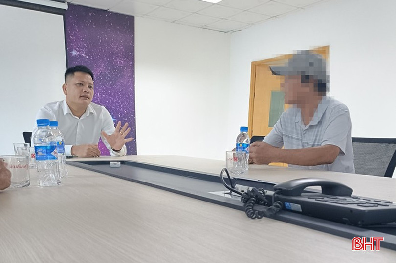 Ông Trần Tự Đức - Giám đốc SeABank Hà Tĩnh làm việc với khách hàng mua trái phiếu do SeABank tư vấn vào sáng 30/9/2024. z5884624722164-911537107c8928bea40e15987b5da710-4264.jpg