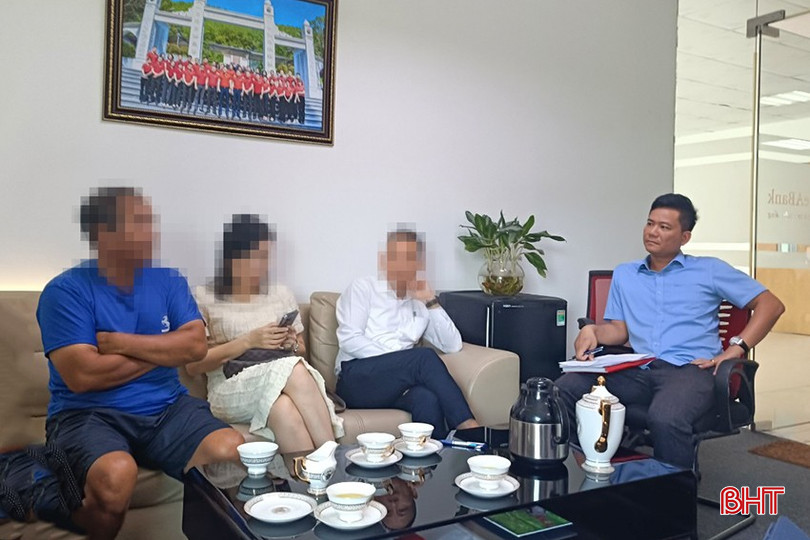 Các khách hàng mua trái phiếu tại CNC làm việc với đại diện lãnh đạo SeABank Hà Tĩnh và Công an phường Nguyễn Du (TP Hà Tĩnh) vào sáng 30/9/2024. z5884635666333-7099320b69111d5c907afd8f89d109ad-5639.jpg