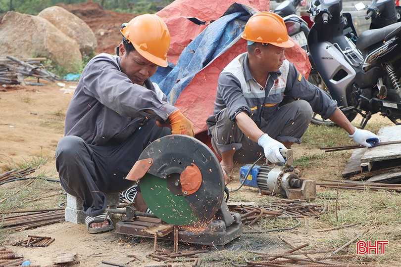 Các nhà thầu huy động nhân lực, tranh thủ thời tiết thuận lợi đẩy nhanh tiến độ dự án. img-4353-5738-7666.jpg