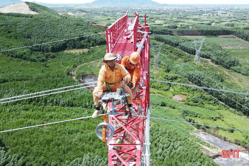 Cột 61 (xã Kỳ Hoa, TX Kỳ Anh) là một trong những vị trí thi công hiểm trở z5670004661449_33cff3da598d6505bc456599e2abec27.jpg