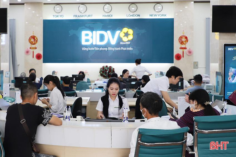 Khách hàng đến giao dịch tại BIDV Hà Tĩnh. 91.jpg