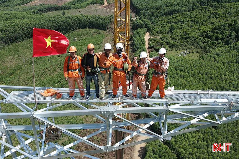 Sự chi viện từ Tổng Công ty Điện lực Miền Trung và Tổng Công ty Điện lực Miền Nam góp phần đẩy nhanh tiến độ dự án. 55.jpg