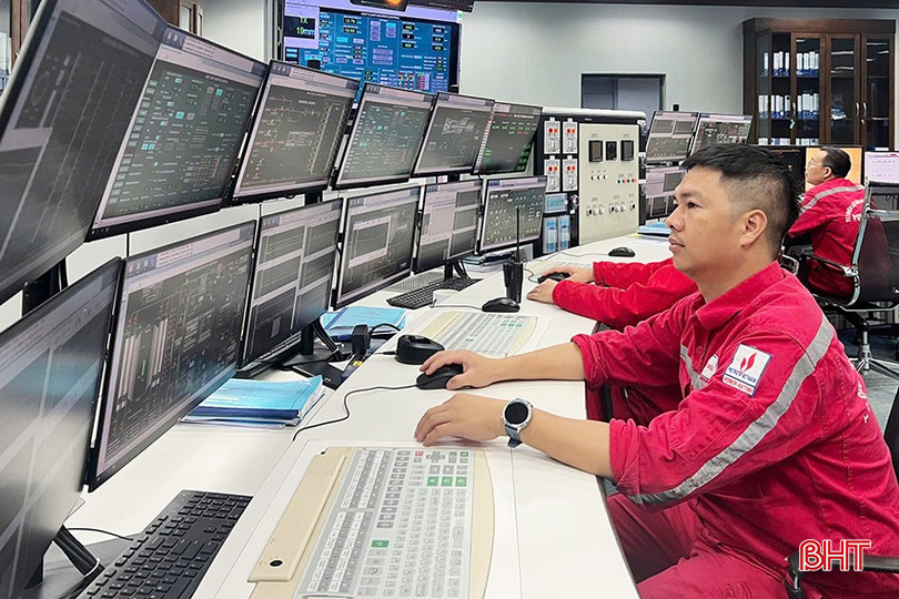 Kỹ sư theo dõi các thông số vận hành của 2 tổ máy phát điện tại Phòng Điều khiển trung tâm (Nhà máy Nhiệt điện Vũng Áng 1). bqbht_br_0945.jpg