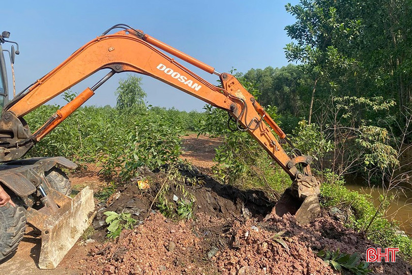 Xã Cẩm Quan tiêu hủy số lợn nhiễm DTLCP bị chết theo quy định. bqbht_br_z6020626795417-173b12dad3df7dd83ff8d9dea0a544d9.jpg