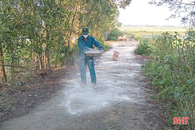Các địa phương ở Lộc Hà đã tiêu độc khử trùng các khu vực, ngăn chặn DTLCP lây lan diện rộng. bqbht_br_z6020571732007-b96516e3843411571ebfdb4ad4ec1260.jpg