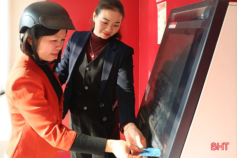 Nhờ máy CDM, người dân dễ dàng nộp tiền vào tài khoản ngân hàng. bqbht_br_img-0209.jpg